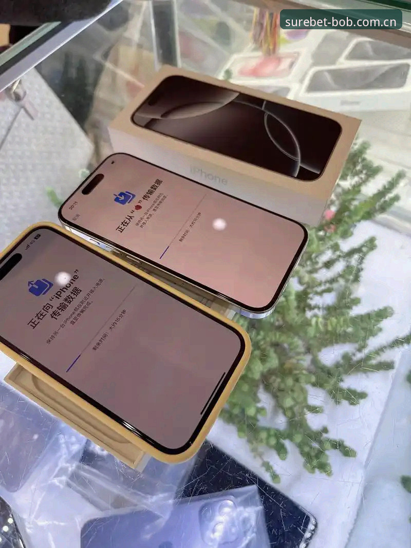 老张上个月换了iPhone 15 Pro，第一件事就是来问我：之前那个看球的入口还能不能用？他之前在安卓上装了老版本，换了苹果手机后一直登录不上去。我说你别慌，这个事我折腾过好几轮了，从iOS 14到现在的iOS 17，从老域名到新入口，踩过的坑比你看过的比赛还多。今天就把我的经验捋一捋，给刚换苹果版的朋友们指条明白路。
